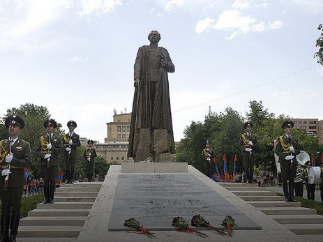 KP: Yerevanın mərkəzində Hitlerin sovet məhkəməsi tərəfindən məhkum edilmiş əlaltısının heykəli açılıb