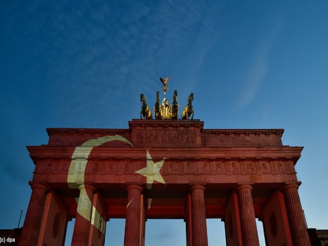 Berlinin Brandenburq tikilisi Türkiyə bayrağının rənglərinə boyandı - FOTO
