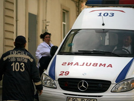 В Азербайджане ребенок упал с четвертого этажа и остался жив