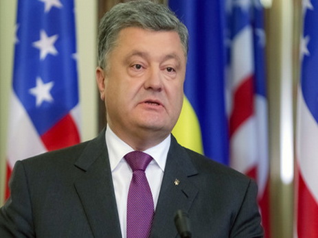 Порошенко заметили в Варшаве с порванным носком