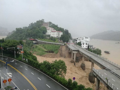 Тайфун «Непартак» разрушает дома и автомобильные мосты на востоке Китая - ВИДЕО