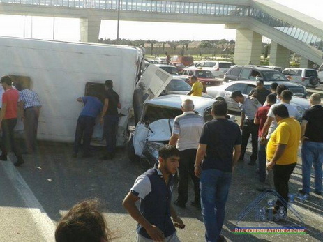 В Баку грузовик протаранил и опрокинул автобус, свыше 20 пассажиров пострадали – ФОТО