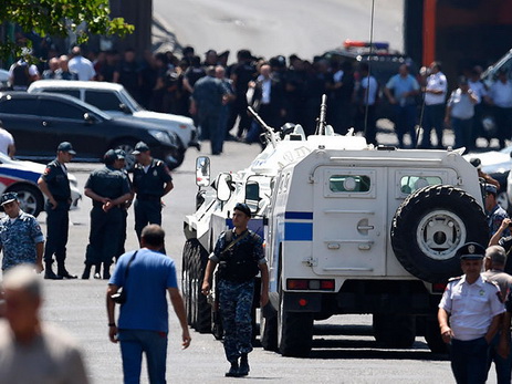 Вооруженный захват в Ереване: пошли третьи сутки