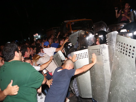 Полиция разогнала собравшихся у здания полиции в Ереване -  ВИДЕО - ОБНОВЛЕНО