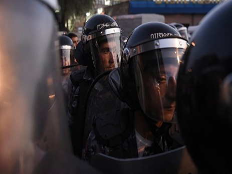 İrəvanda polislə etirazçılar arasında toqquşma baş verib