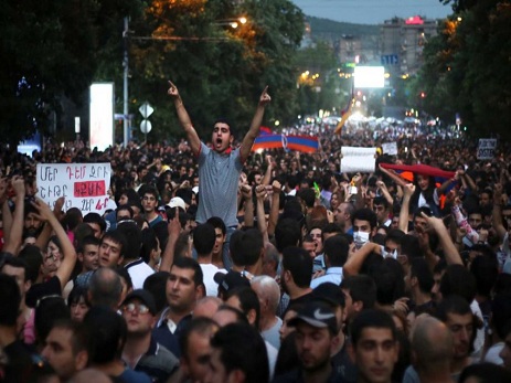 İrəvanda keçirilən mitinqdə Ermənistan prezidentinin istefası tələb edilir