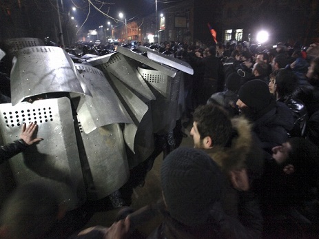 Yerevanda etirazçılar və polis arasında toqquşma