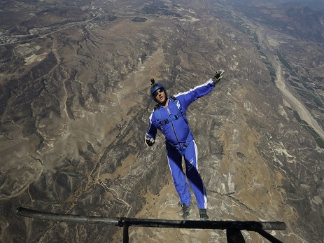 İdmançı paraşüt olmadan 7,6 kilometr yüksəklikdən tullandı - VİDEO