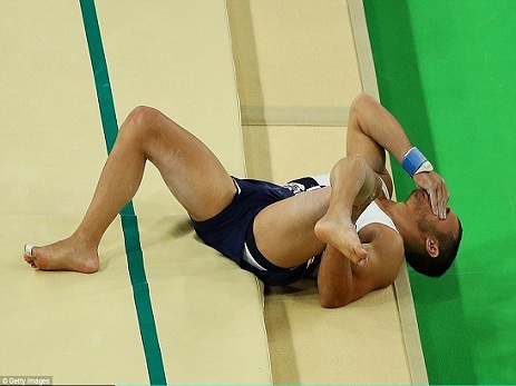 Fransalı gimnast Olimpiyadada ayağını qırdı – FOTO