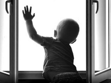 Пугающая статистика: Бакинские окна из которых выпадают дети. Как с этим бороться?