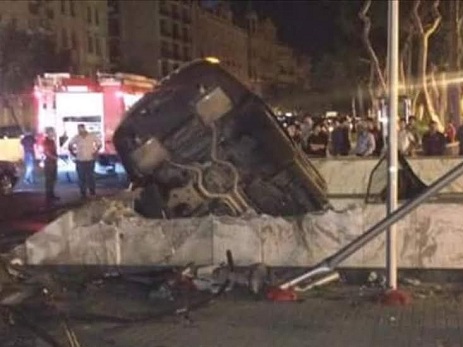 Bakıda bahalı avtomobil yeraltı keçidə aşdı, üç nəfər xəsarət aldı – FOTO – YENİLƏNİB