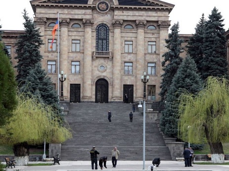 Ermənistan parlamentinin qarşısında aksiya keçirilir – FOTO