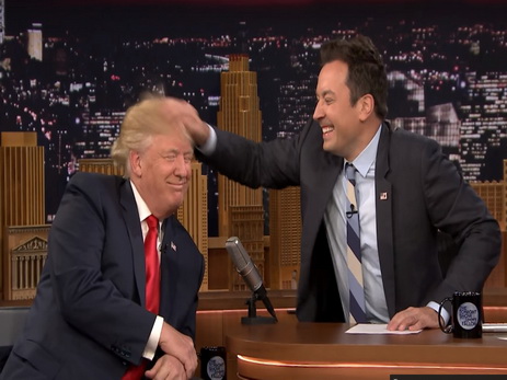 Телеведущий Джимми Фэллон взъерошил прическу Дональда Трампа - ВИДЕО