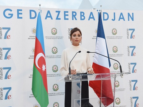 Heydər Əliyev Fondunun təşkilatçılığı ilə Parisdə “Azərbaycan şəhərciyi”nin rəsmi açılışı olub – FOTO