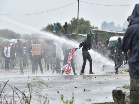 Французская полиция разогнала акцию протеста у лагеря беженцев в Кале