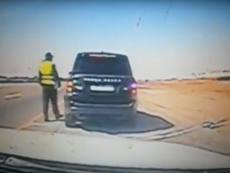 В Азербайджане сотрудники Дорожной полиции спасли задремавшего водителя Range Rover и его семью от ДТП - ВИДЕО