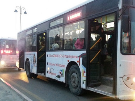 Metroların qarşısında tıxac yaradan avtobuslar - VİDEO