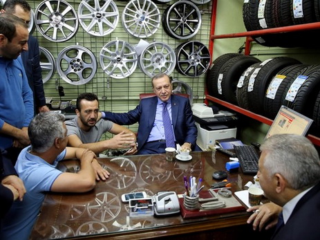 Эрдоган неожиданно остановил свой кортеж и выпил чай с автомеханиками – ФОТО - ВИДЕО