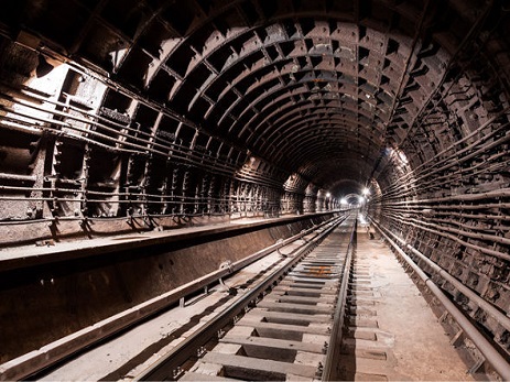 Bakı metrosunda gənc oğlan tuneldə qaçıb