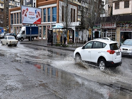 Güclü yağışdan sonra tıxac olan yollar – SİYAHI