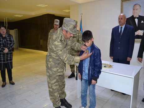 Şəhid hərbçi, tankçı Rahim Tağıyevin medalı oğluna təqdim edilib – FOTO