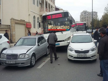 Bakıda avtobus avtomobilləri belə əzdi - FOTO