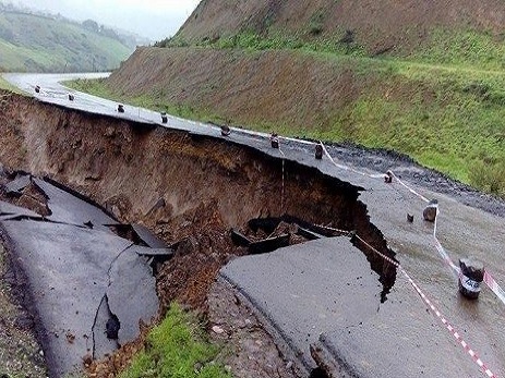 Azərbaycanda aramsız yağışlardan sonra yol çökdü - FOTO