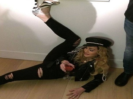 İçkili Madonna Londonda özünü biabır etdi - FOTO
