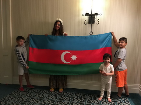 #bayrağımızlaucalaq: Фотография Лейлы Алиевой дала старт акции в честь флага Азербайджана - ФОТО