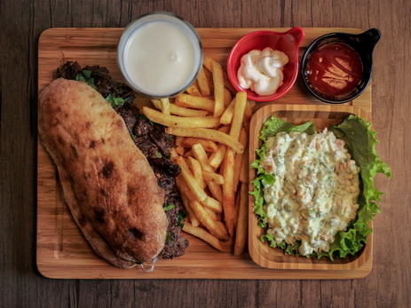 В Баку все более популярной становится сеть фастфуда Sultan Food – ФОТО