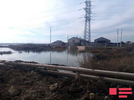 Затоплена одна из оживленных дорог Баку – ФОТО