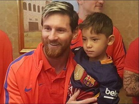 Messi salafan paketdən formasını geyinən azyaşlı fanatı ilə görüşdü – FOTO – VİDEO