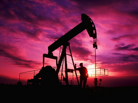 Нефть продолжает дешеветь на опасениях роста добычи в США