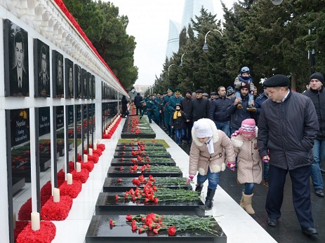 Azərbaycan xalqı qəhrəman övladlarının xatirəsini yad etmək üçün Şəhidlər xiyabanına axışır – FOTO