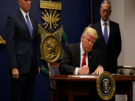 Советник Трампа: запрет въезда в США не касается держателей грин-кард