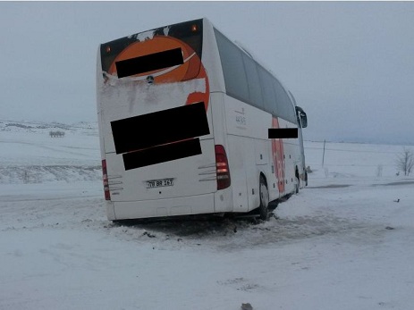 Bakıya gələn avtobus yolda donub qaldı