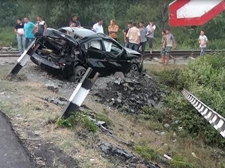В Саатлинском районе столкнулись поезд и автомобиль, трое погибших