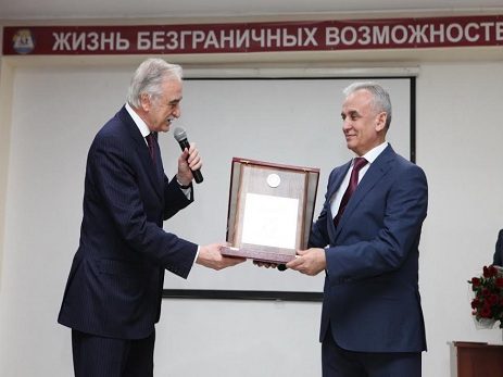 “Azərbaycan Respublikası Prezidentinin Fəxri Diplomu” Moskva Dövlət Humanitar-İqtisad Universitetinin rektoruna təqdim edilib – FOTO