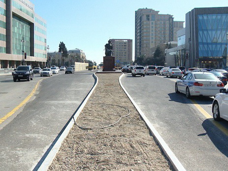 У памятника Хатаи создан новый разворот для автомобилей – ФОТО – ВИДЕО