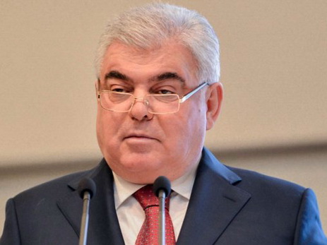 Зия Мамедов изучает Коран