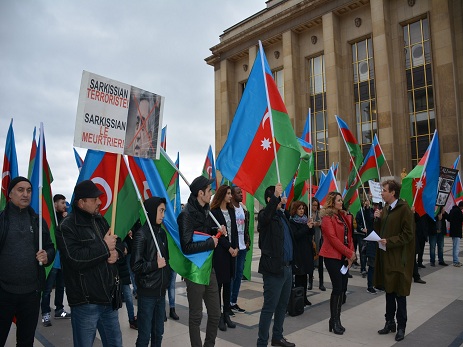 Azərbaycan diasporu Parisdə Ermənistan prezidentinin Fransaya səfəri ilə bağlı etiraz aksiyası keçirib – FOTO