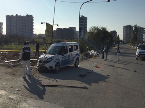 Türkiyədə polis maşınına partlayıcı maddə atılıb: 2 yaralı var – FOTO