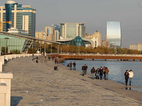 На Бакинском бульваре мужчина совершил суицид, бросившись в море