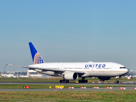 United Airlines оказалась в центре скандала из-за снятия пассажира с рейса - ВИДЕО