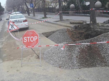 Zabitlər bağının qarşısındakı yolda hərəkət məhdudlaşıb - FOTO