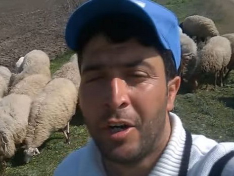 В Азербайджане поющий пастух в одночасье стал героем соцсетей - ВИДЕО