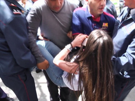 Ermənistan polisi müxalifətçinin qızını ölümcül döyüb – FOTO
