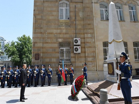 İlham Əliyev Azərbaycan Xalq Cümhuriyyətinin şərəfinə ucaldılmış abidəni ziyarət edib - FOTO