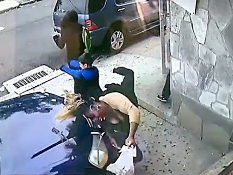 В США женщина прыгнула под машину, спасая незнакомого ребенка - ВИДЕО