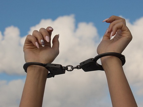 Штраф вместо тюрьмы, браслет вместо наручников: в Азербайджане либерализуют уголовное законодательство